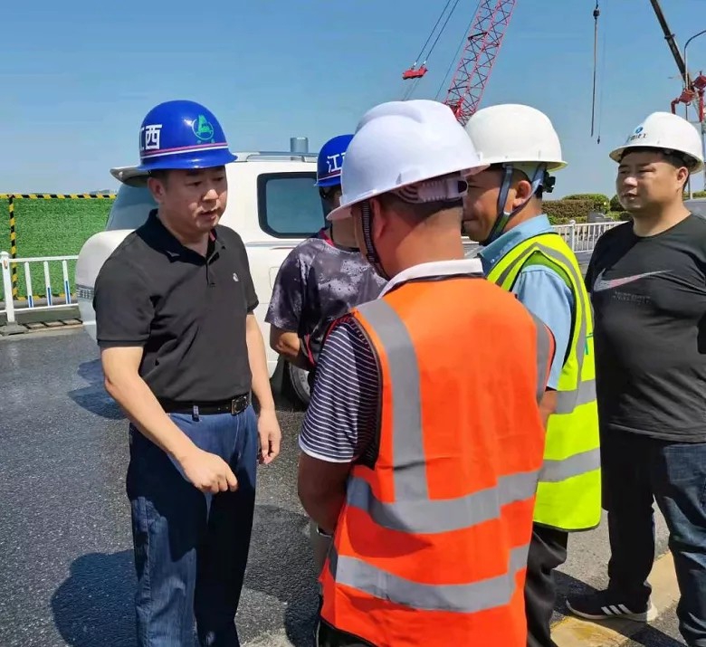 羅輝到沿江中北大道快速路改造工程、真君路隧道工程項(xiàng)目檢查工作